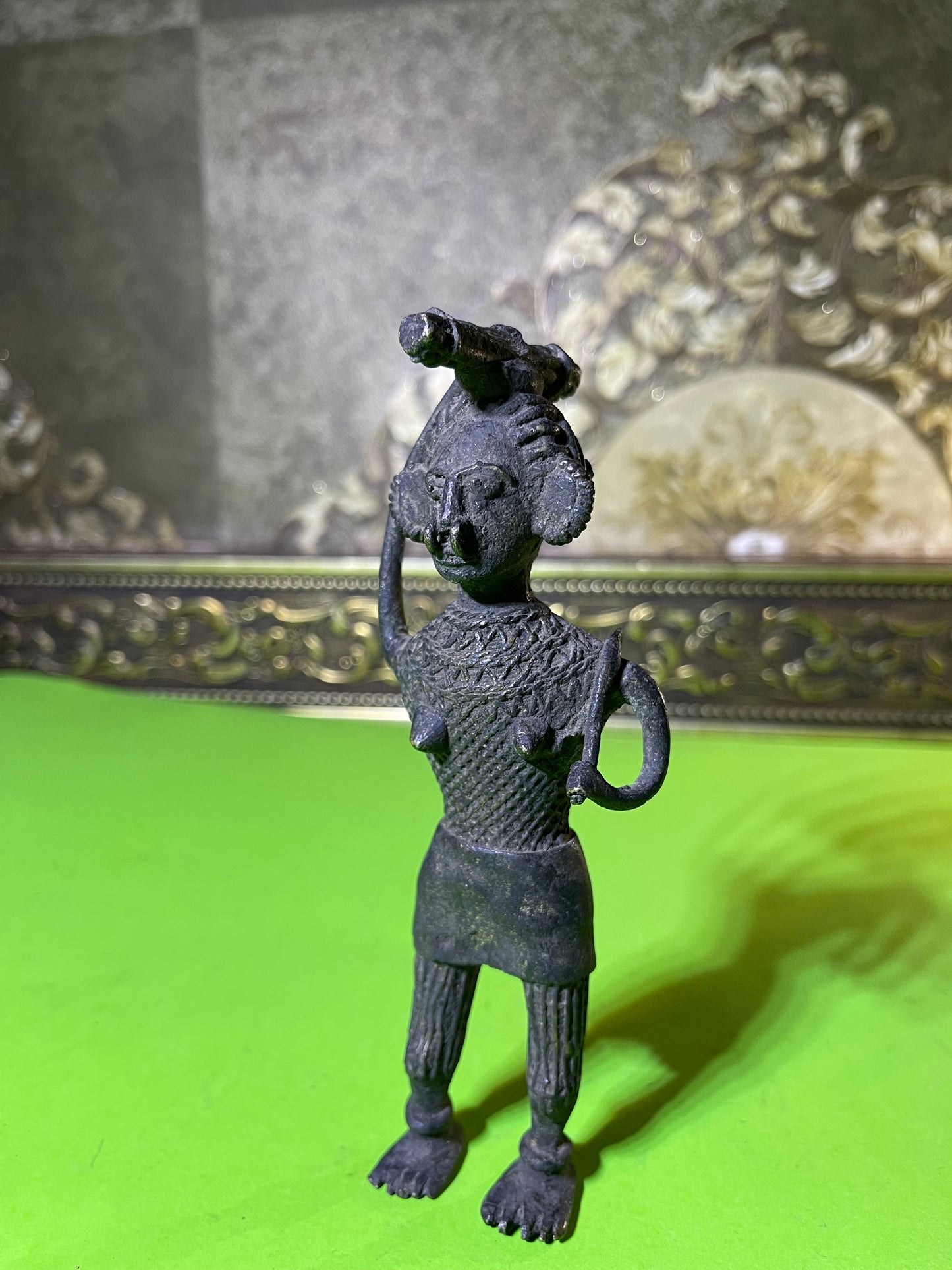 Z .ANTIQUE STATUE IN FIGURE OF A TRIBAL WOMEN . BRASS MIX METAL