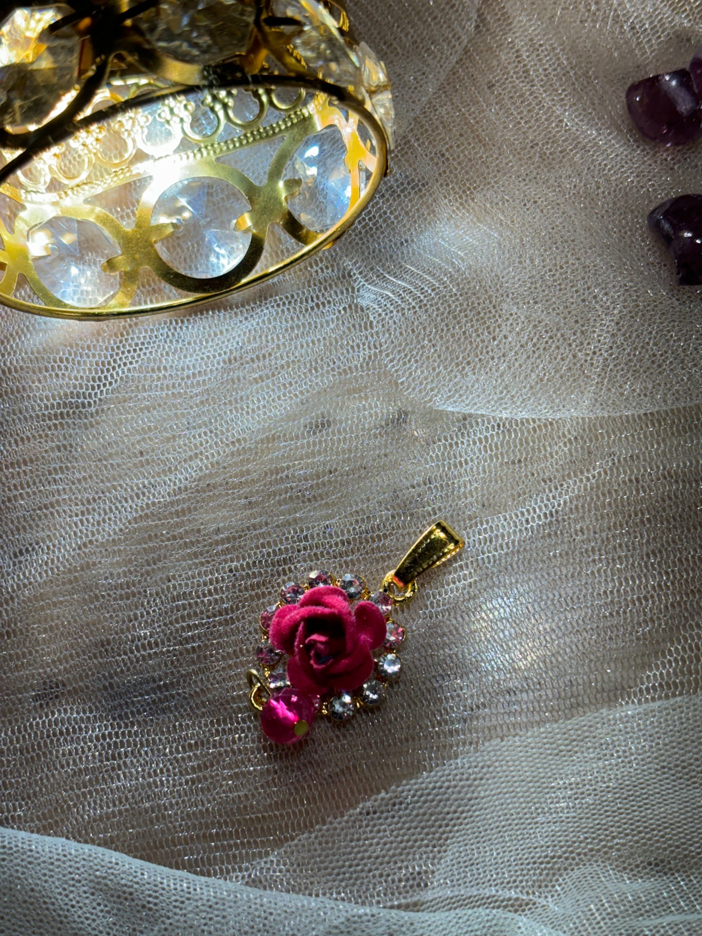 STONE PENDANT IN RED SHADE