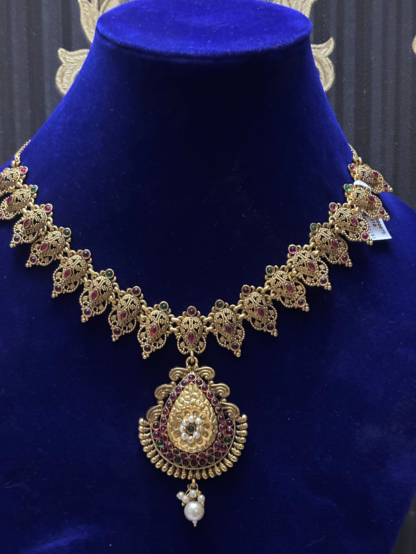 traditional design thin chokar with pendant