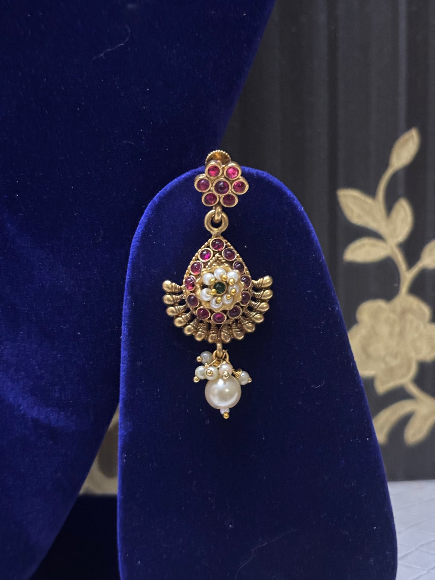 traditional design thin chokar with pendant