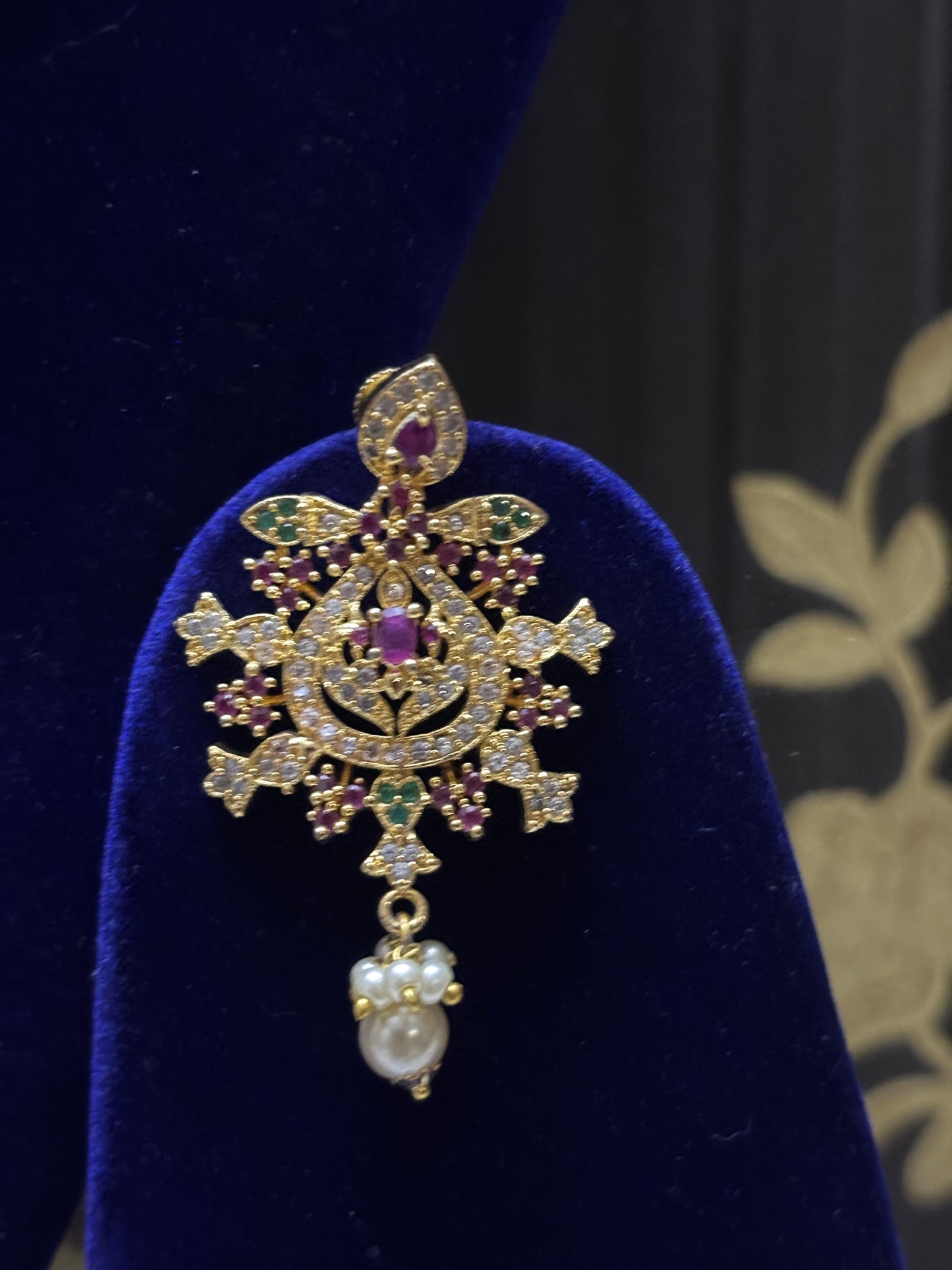 Long thik nacklace with attached pendant