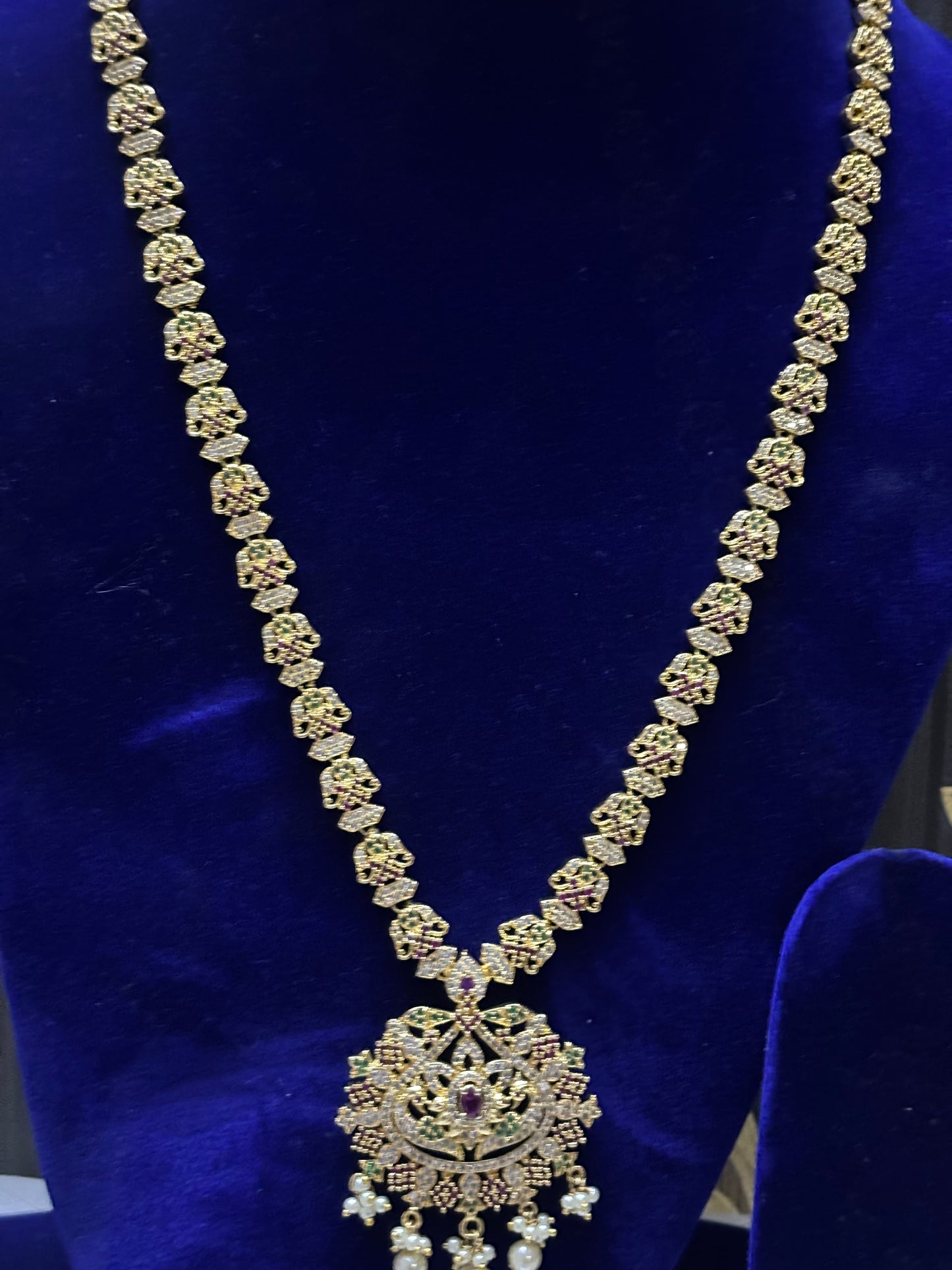 Long thik nacklace with attached pendant