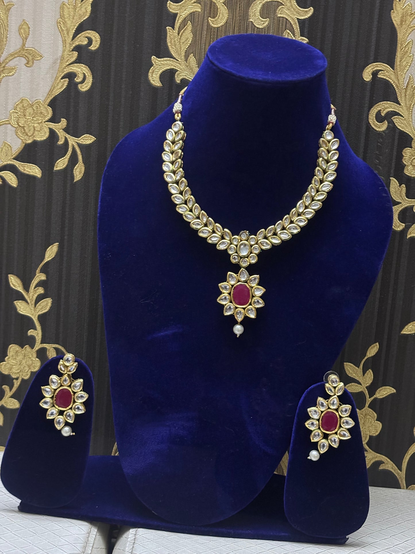 red pendant thin chokar