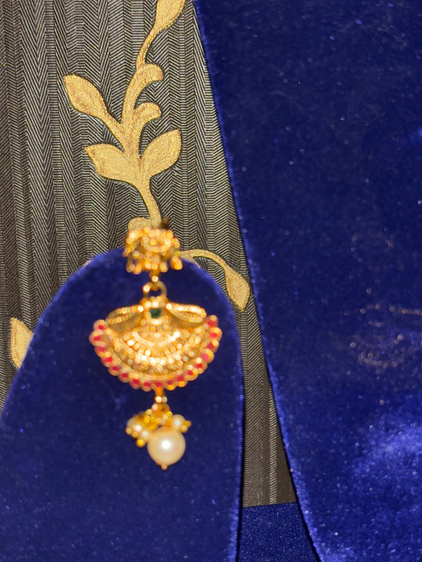 traditional haar design with red beads
