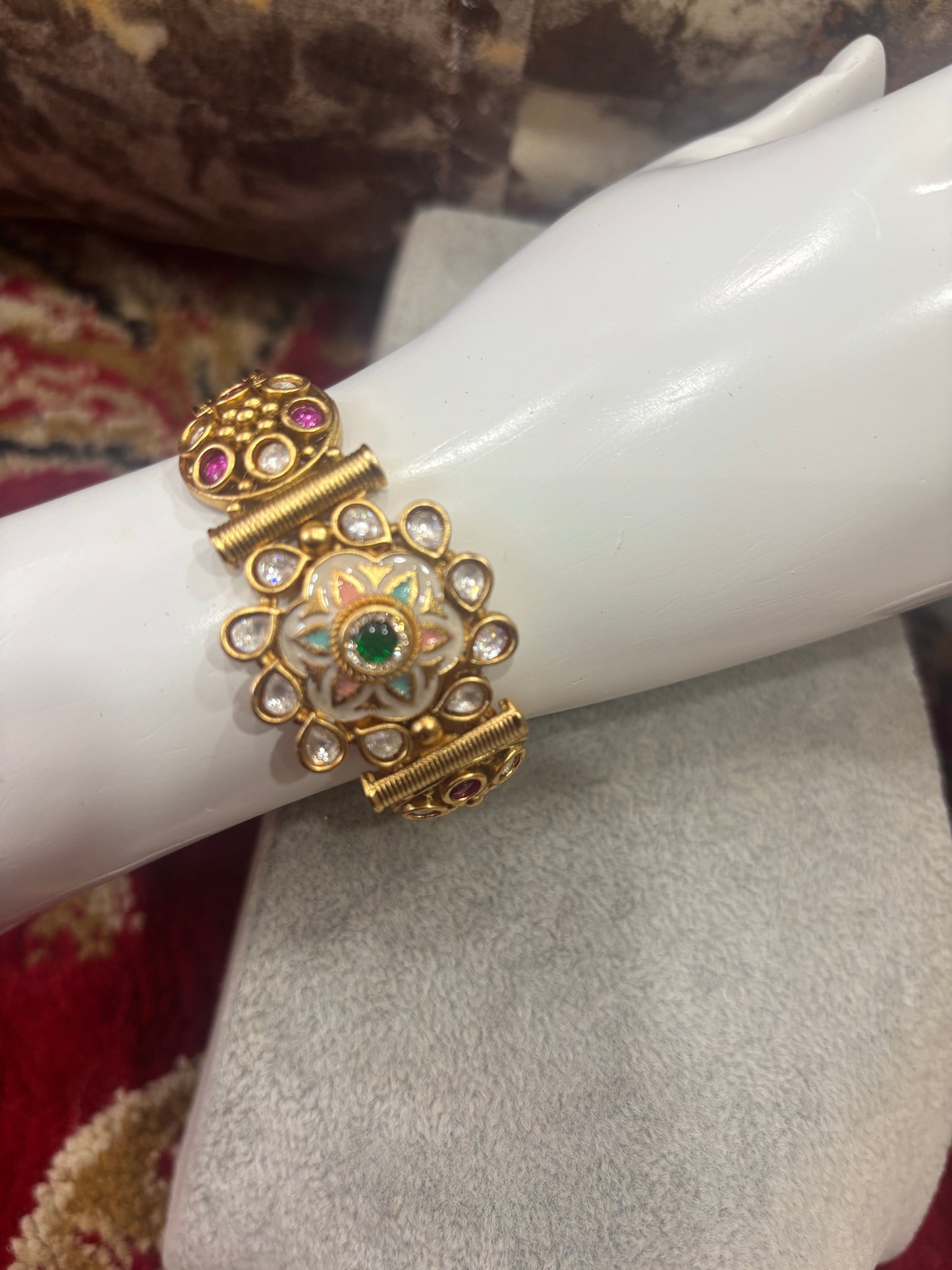 TRADITIONAL DESIGN BRACELATE WITH STONE