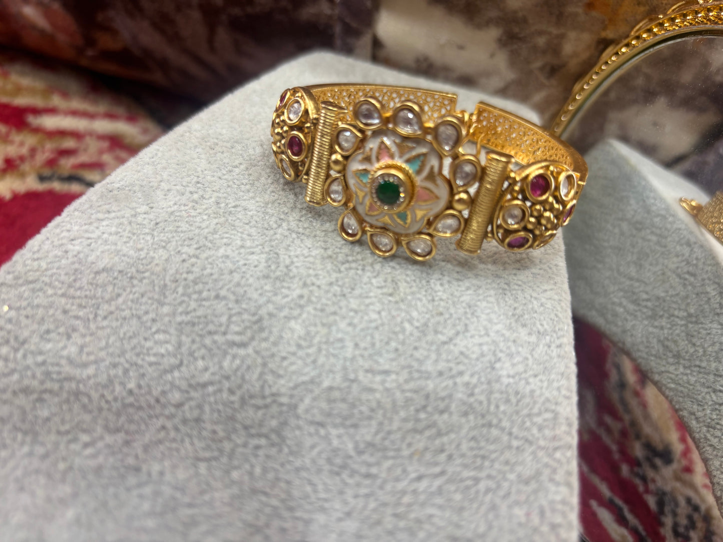 TRADITIONAL DESIGN BRACELATE WITH STONE