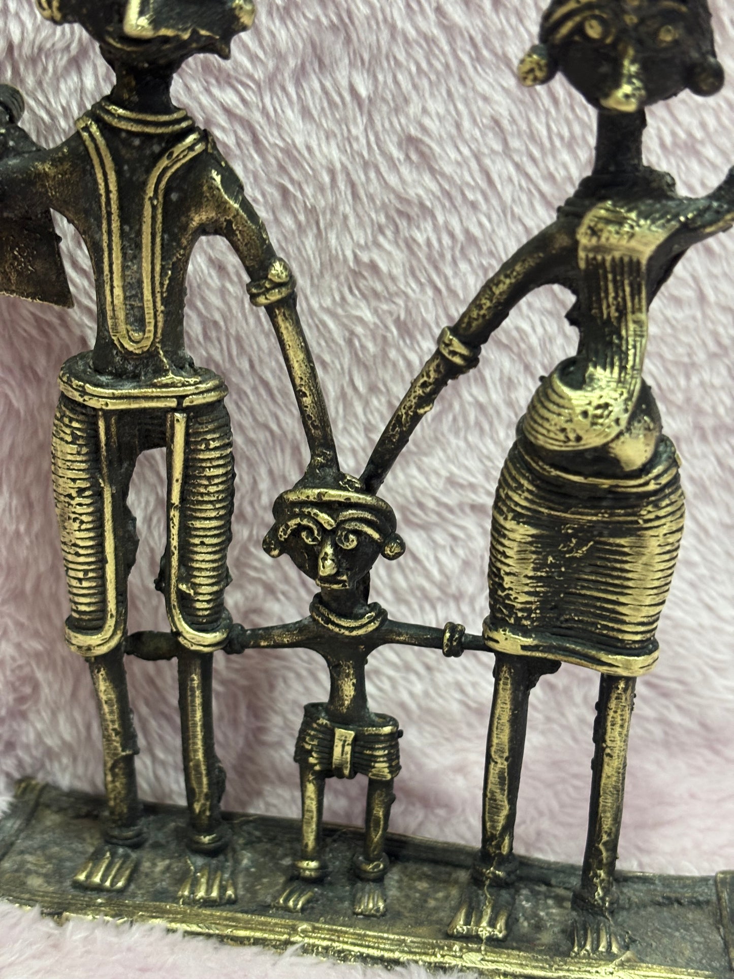 Z .ANTIQUE FORM STATUE IN FIGURE OF A FAMILY .