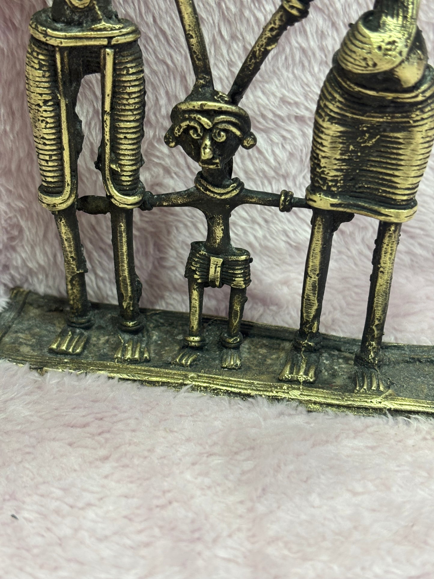 Z .ANTIQUE FORM STATUE IN FIGURE OF A FAMILY .