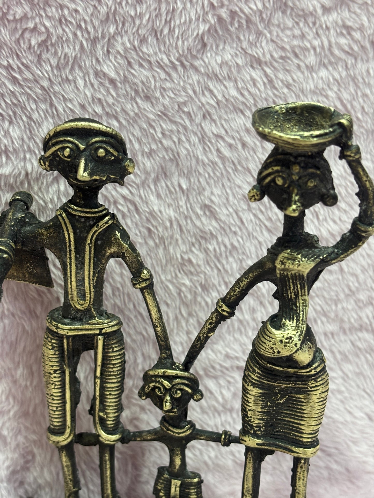 Z .ANTIQUE FORM STATUE IN FIGURE OF A FAMILY .