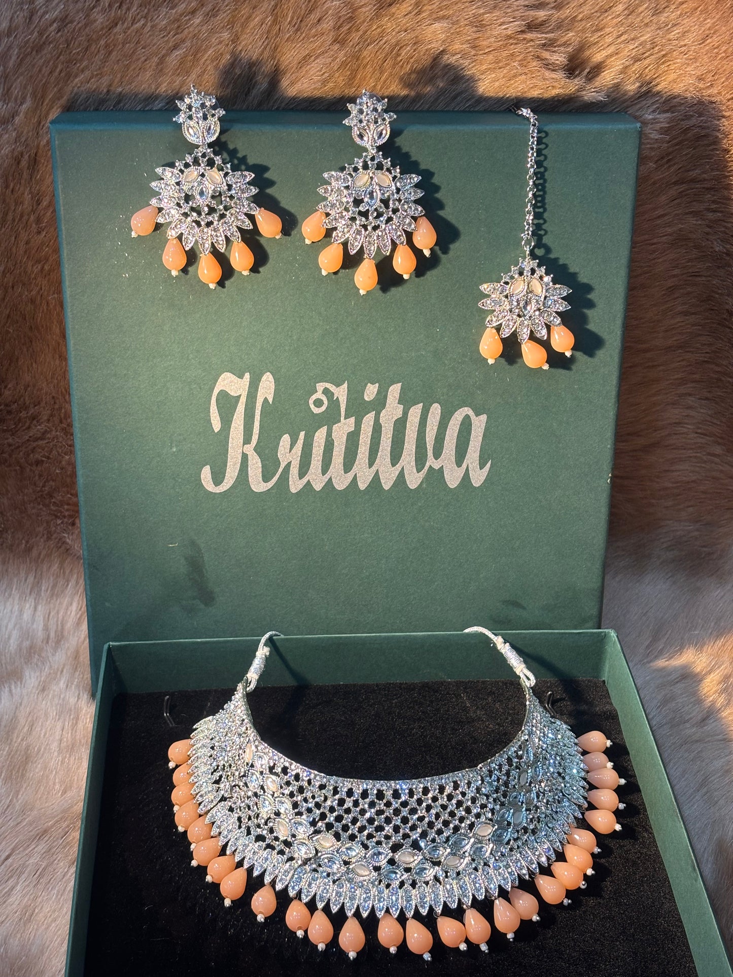 SILVER STONE BEAUTIFULLY DESIGNED ,CHOKER SET WITH PEACH PINK HANGING BEADSC