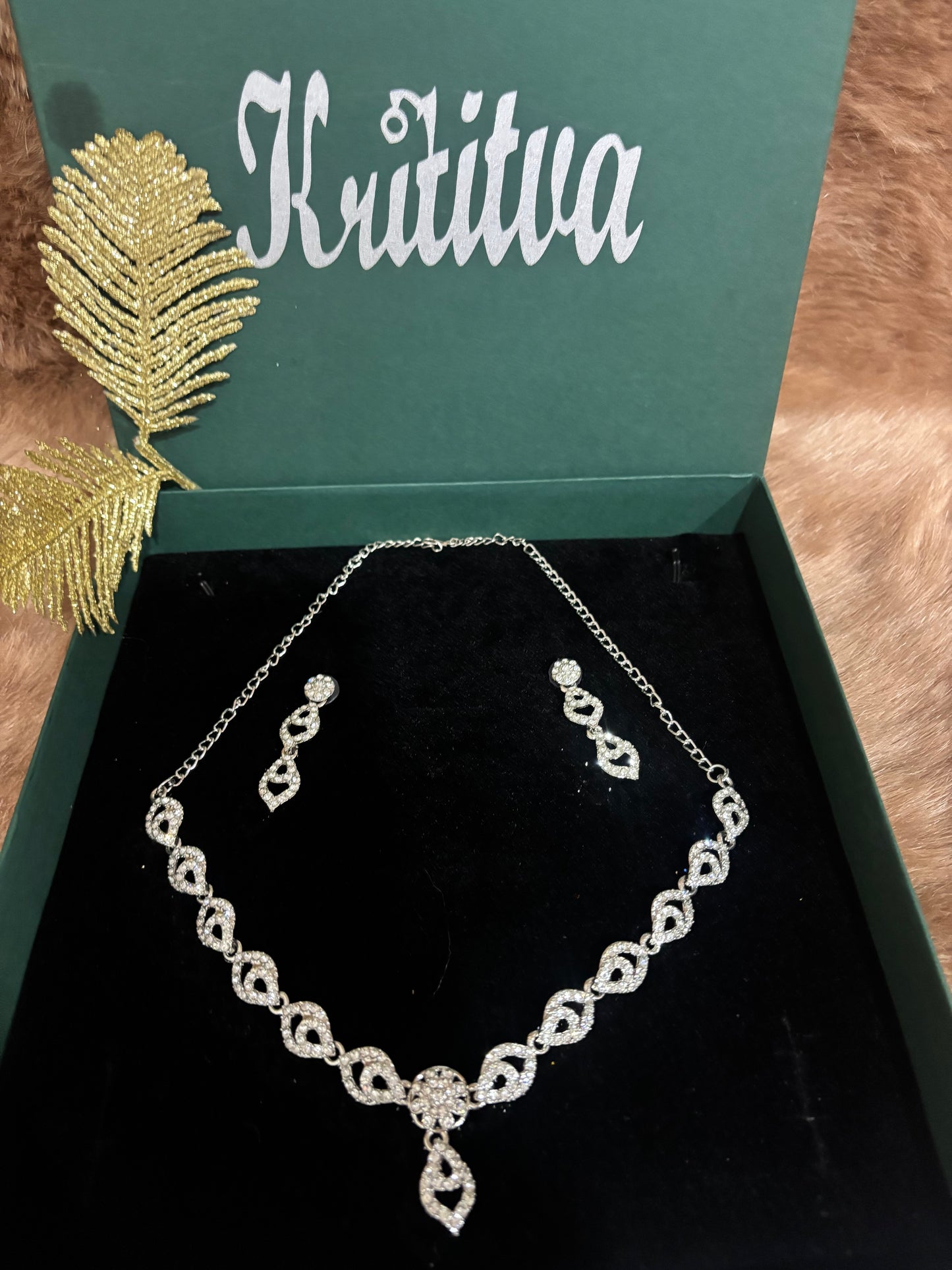 GORGEOUS PREMIUM SILVER STONE NECKLACE SET