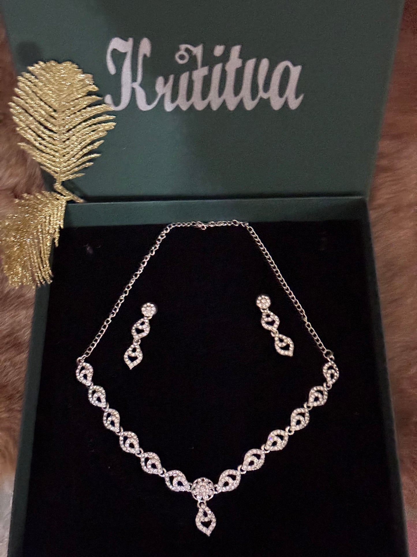 GORGEOUS PREMIUM SILVER STONE NECKLACE SET