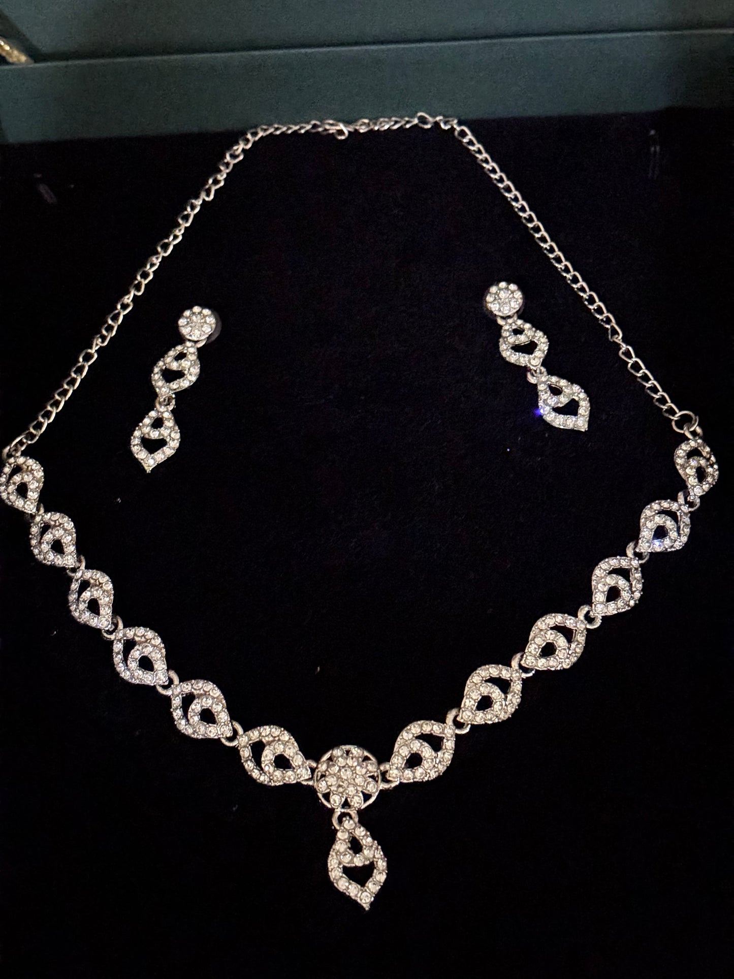 GORGEOUS PREMIUM SILVER STONE NECKLACE SET