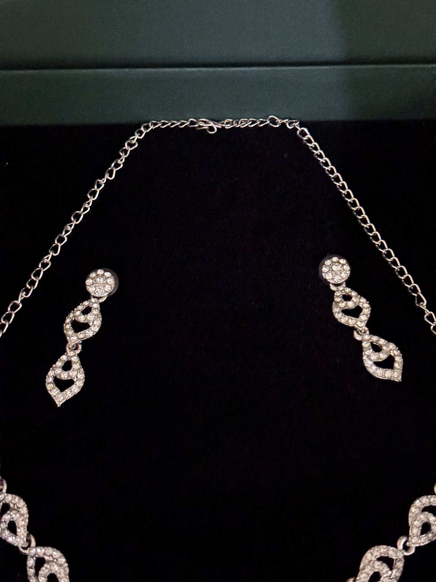 GORGEOUS PREMIUM SILVER STONE NECKLACE SET