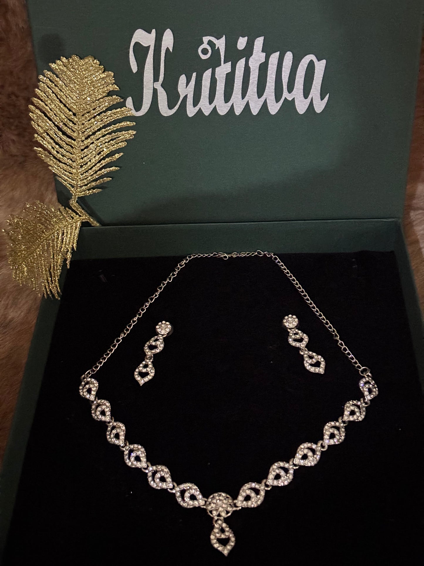 GORGEOUS PREMIUM SILVER STONE NECKLACE SET
