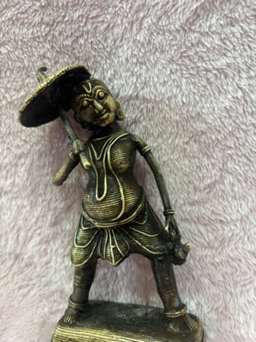 Z .ANTIQUE FORM STATUE OF A HAPPY TRIBAL WOMEN WITH UMBRELLA