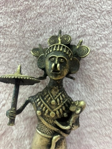 Z .ANTIQUE FORM STATUE OF A WOMEN WITH CROWN , UMBRELLA AND KID ON HAND
