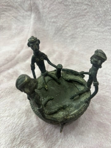 Z .ANTIQUE FORM STATUE OF 3 MEN SITTING ON A POT