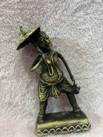 Z .ANTIQUE FORM STATUE OF A HAPPY TRIBAL WOMEN WITH UMBRELLA