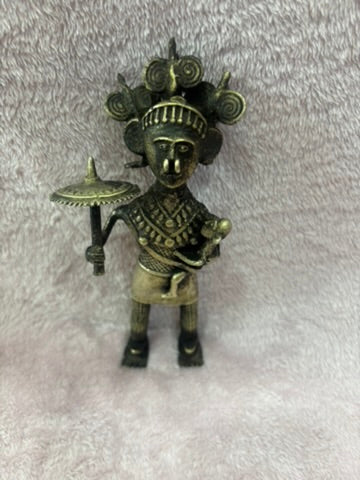 Z .ANTIQUE FORM STATUE OF A WOMEN WITH CROWN , UMBRELLA AND KID ON HAND
