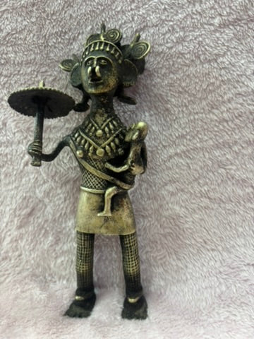 Z .ANTIQUE FORM STATUE OF A WOMEN WITH CROWN , UMBRELLA AND KID ON HAND