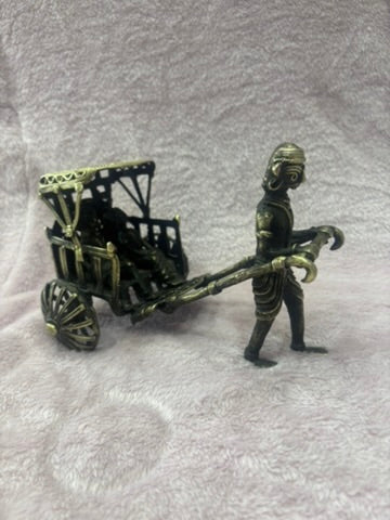 Z -ANTIQUE FORM STATUE OF A CART WITH PEOPLE CARRIED BY MAN
