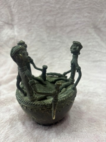 Z .ANTIQUE FORM STATUE OF 3 MEN SITTING ON A POT