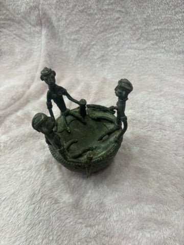 Z .ANTIQUE FORM STATUE OF 3 MEN SITTING ON A POT