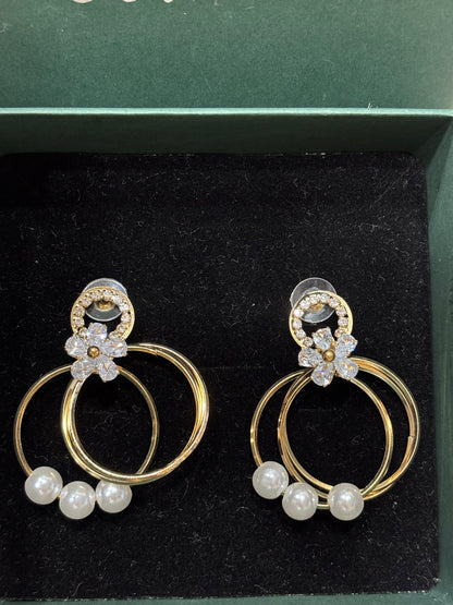 BAALI WITH PEARL AND FLOWER GOLDEN EARRING