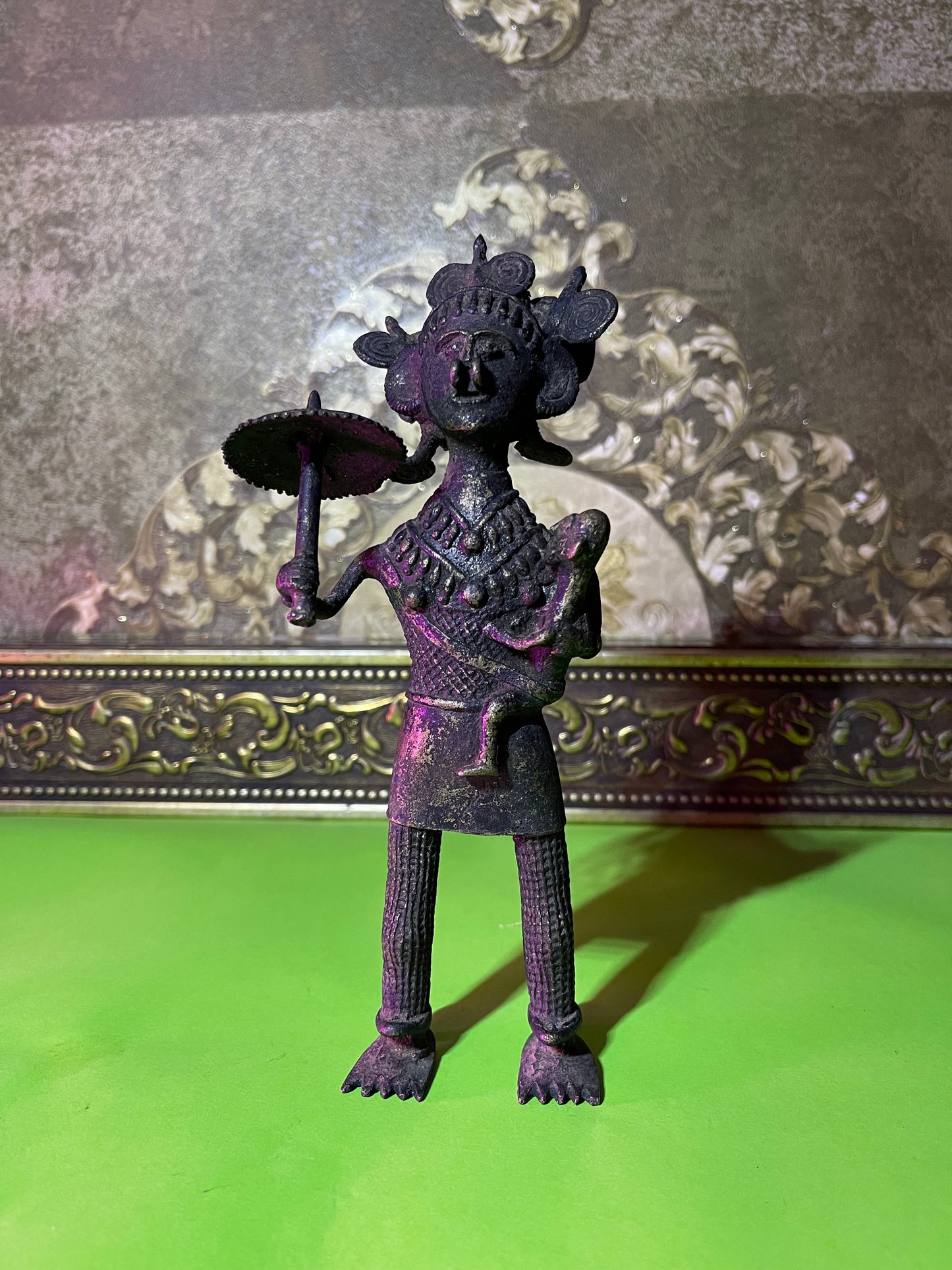 Z .ANTIQUE FORM STATUE OF A WOMEN WITH CROWN , UMBRELLA AND KID ON HAND