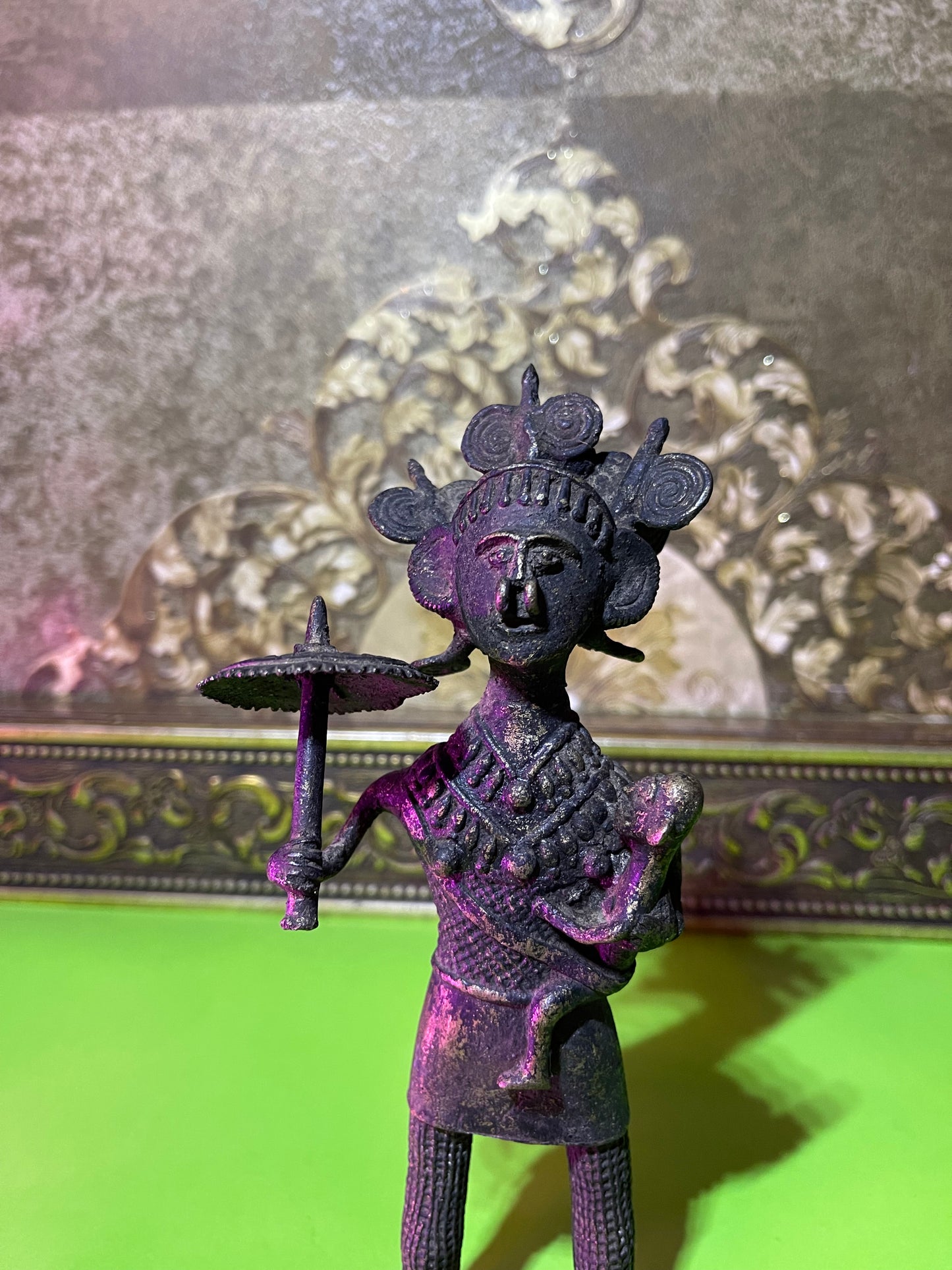 Z .ANTIQUE FORM STATUE OF A WOMEN WITH CROWN , UMBRELLA AND KID ON HAND