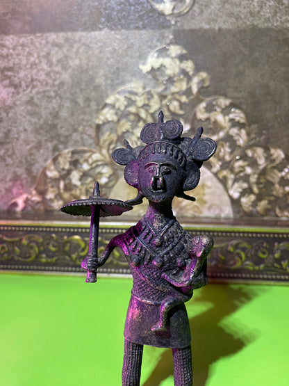 Z .ANTIQUE FORM STATUE OF A WOMEN WITH CROWN , UMBRELLA AND KID ON HAND