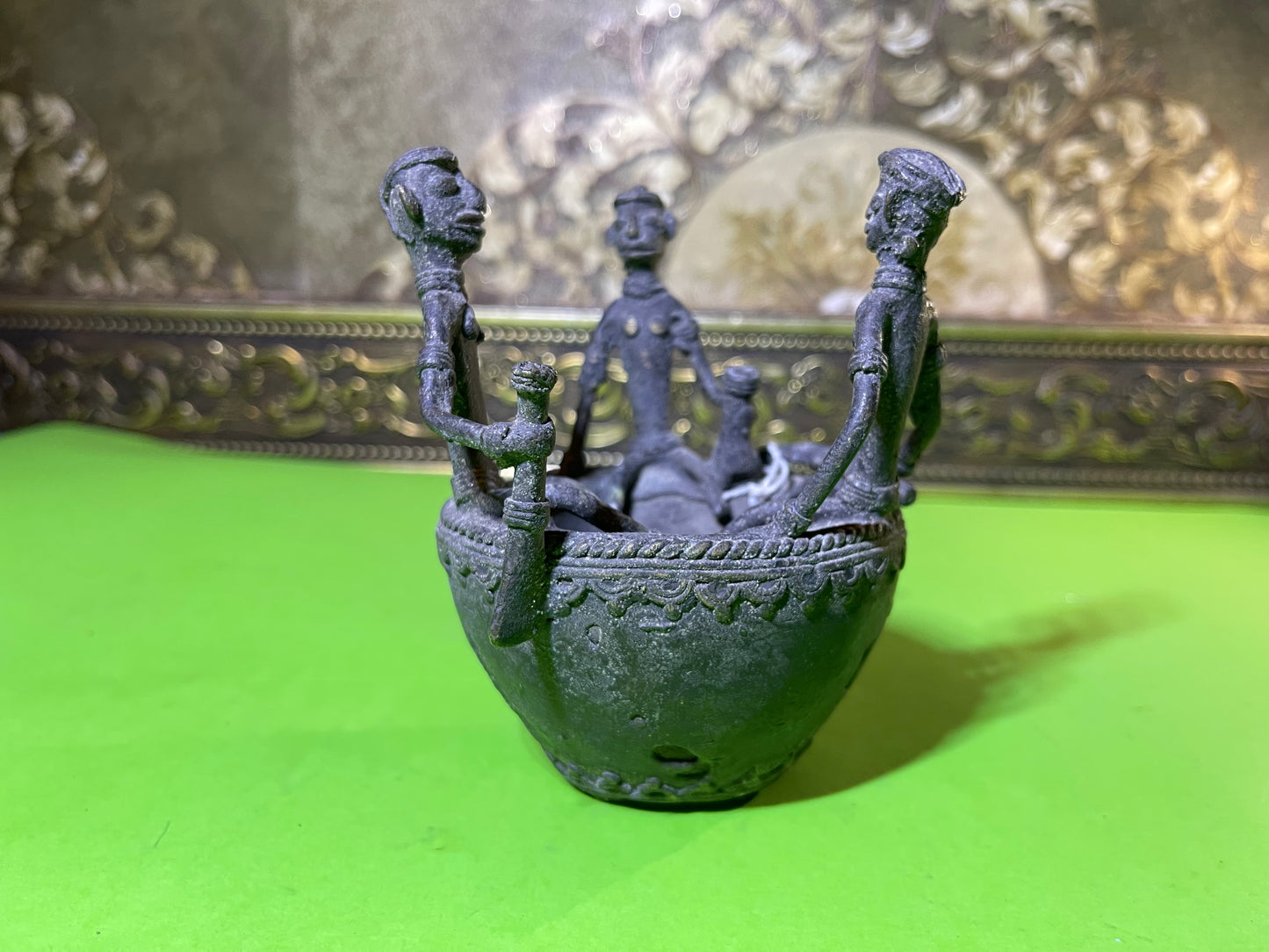 Z .ANTIQUE FORM STATUE OF 3 MEN SITTING ON A POT