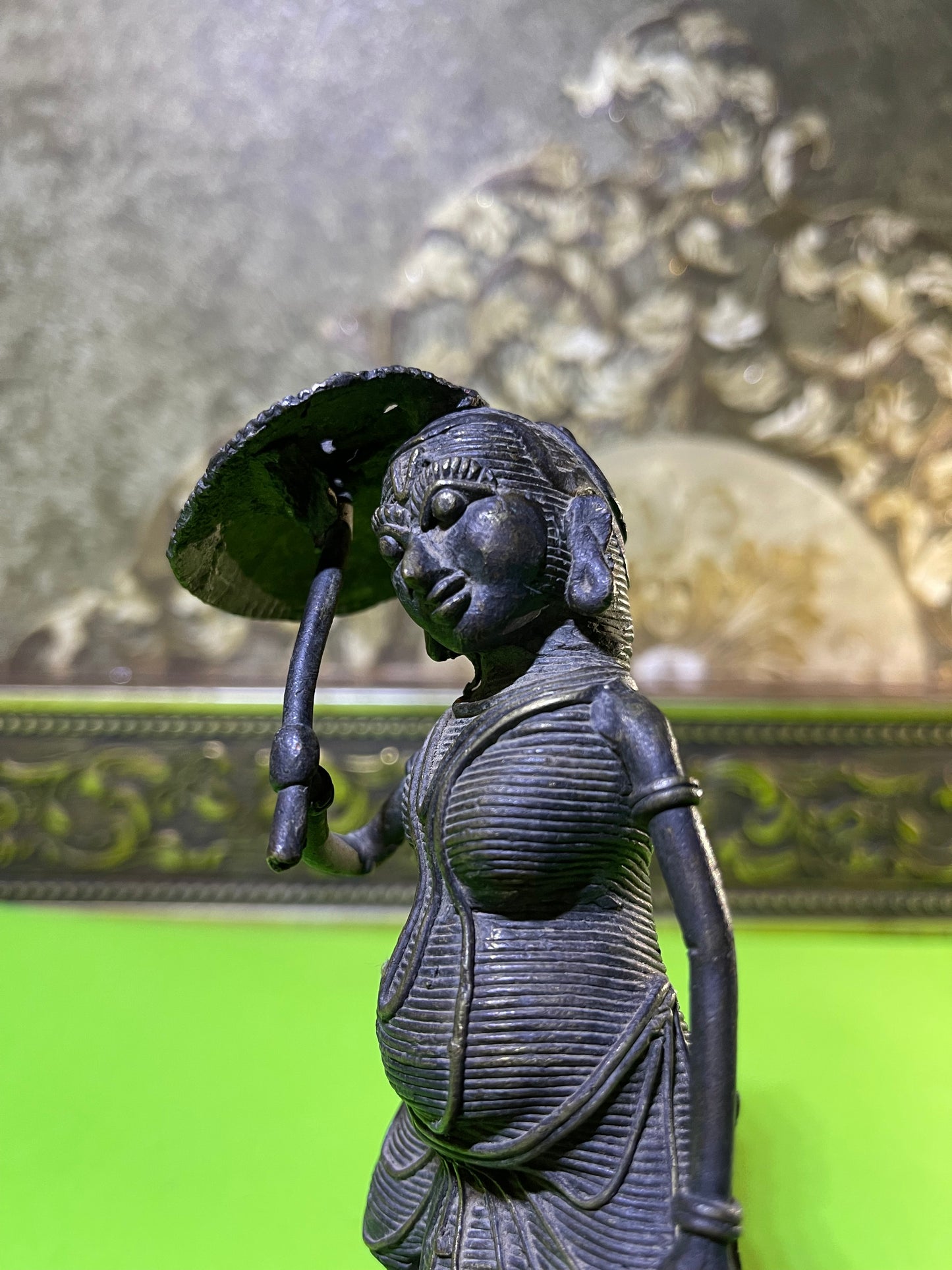 Z .ANTIQUE FORM STATUE OF A HAPPY TRIBAL WOMEN WITH UMBRELLA