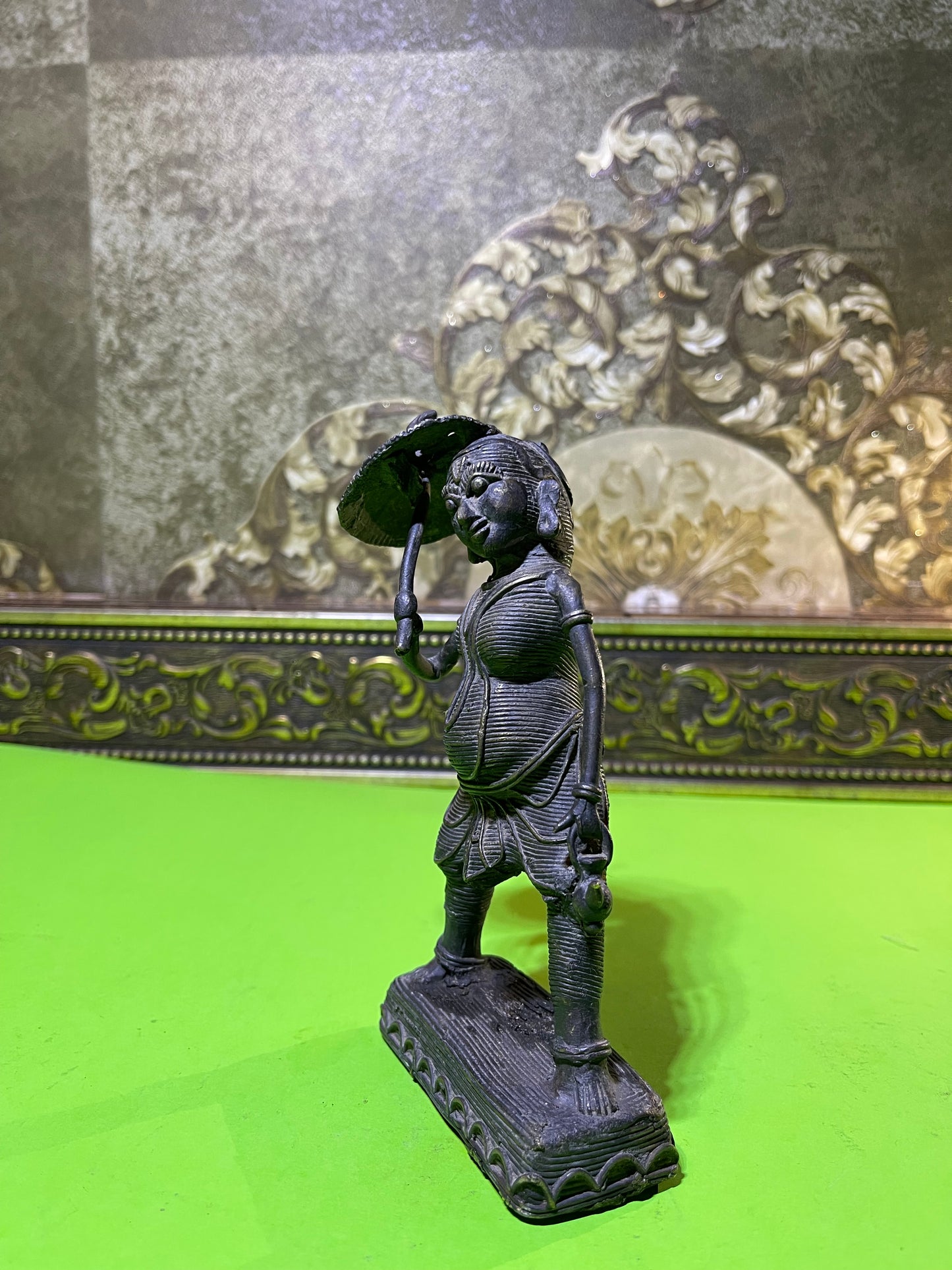 Z .ANTIQUE FORM STATUE OF A HAPPY TRIBAL WOMEN WITH UMBRELLA