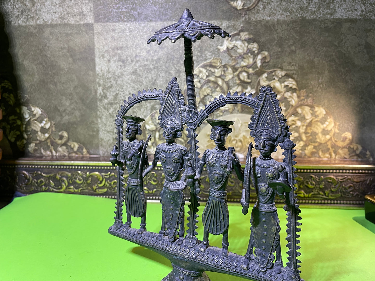 Z .ANTIQUE FORM STATUE OF 4 MEN SOLDIER TOGETHER ON A PLATFORM