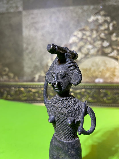 Z .ANTIQUE STATUE IN FIGURE OF A TRIBAL WOMEN . BRASS MIX METAL