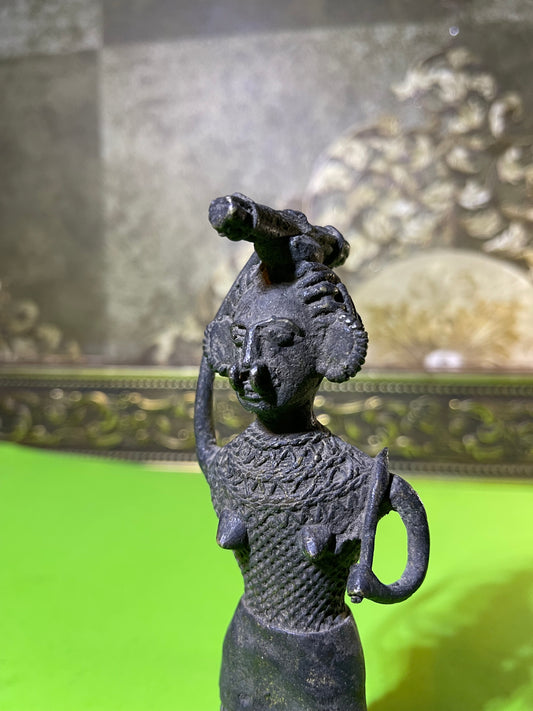 Z .ANTIQUE STATUE IN FIGURE OF A TRIBAL WOMEN . BRASS MIX METAL