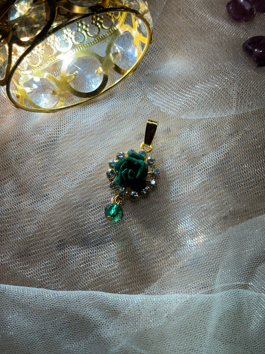 STONE PENDANT IN GREEN SHADE