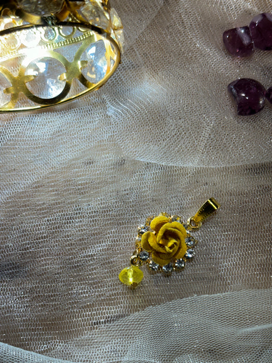 STONE PENDANT IN YELLOW SHADE