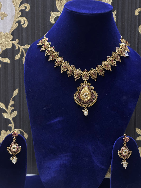 traditional design thin chokar with pendant