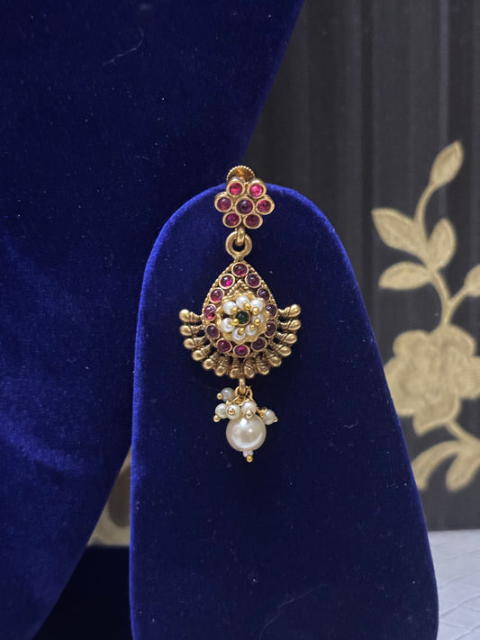 traditional design thin chokar with pendant