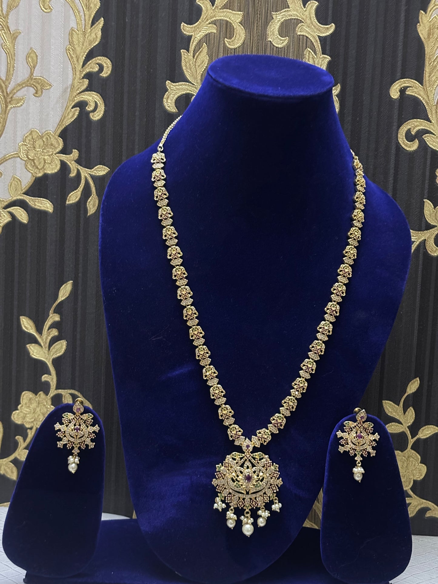 Long thik nacklace  with attached pendant