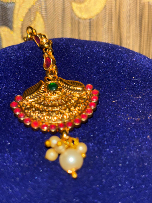 traditional haar design with red beads
