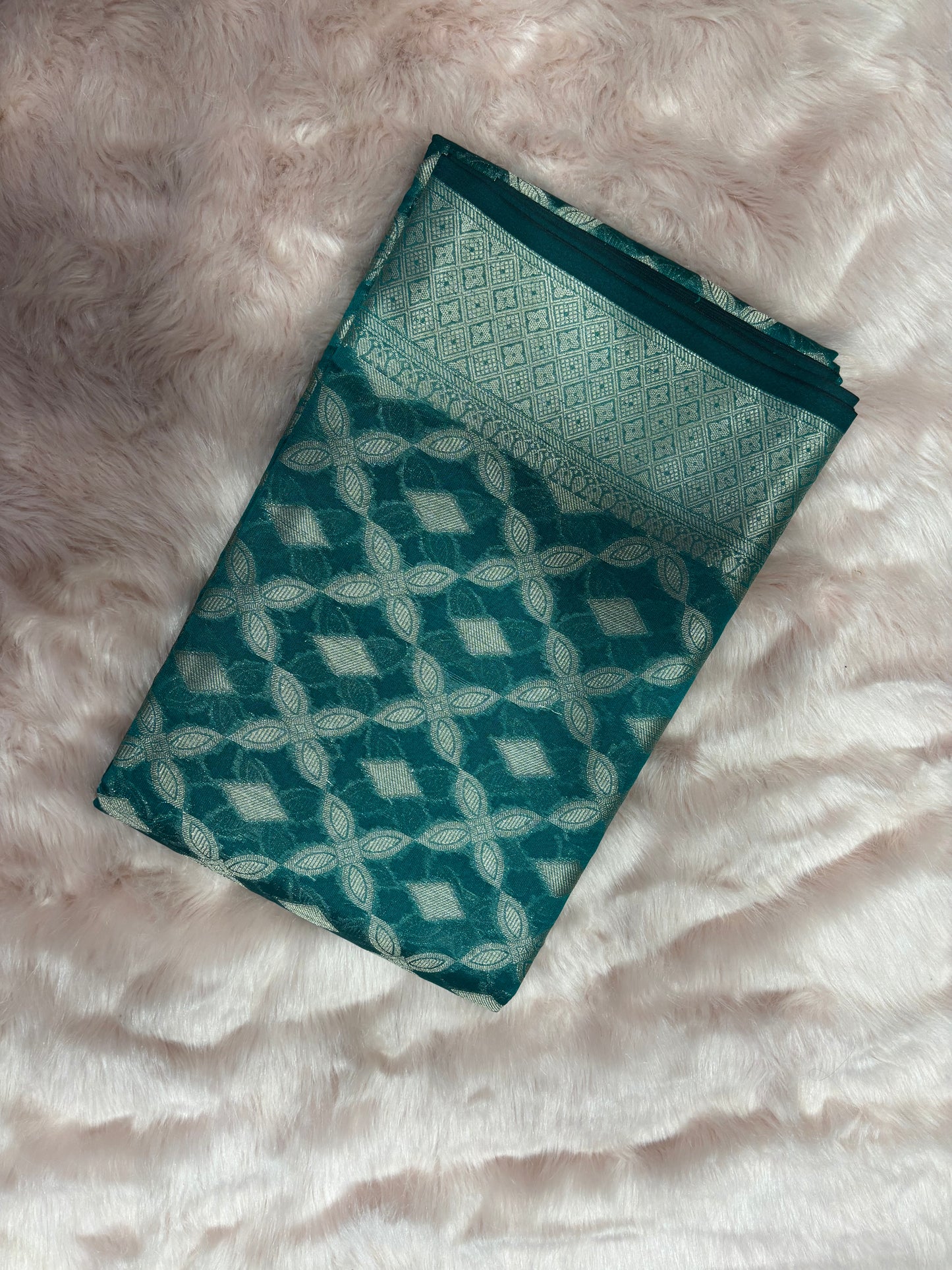 BOTTLE GREEN BACKGROUND WITH SILVER PATTERN ZARI WORK IN WHOLE MONIKA SILK SAREE