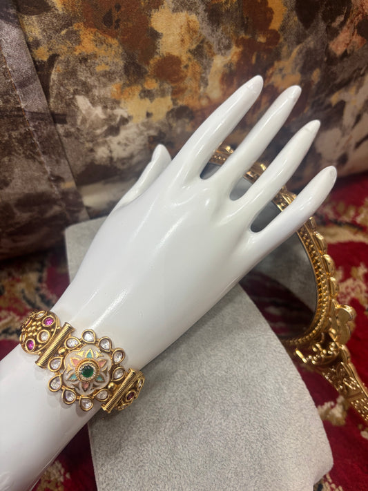 TRADITIONAL DESIGN BRACELATE WITH STONE