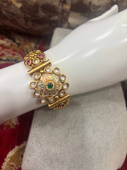 TRADITIONAL DESIGN BRACELATE WITH STONE
