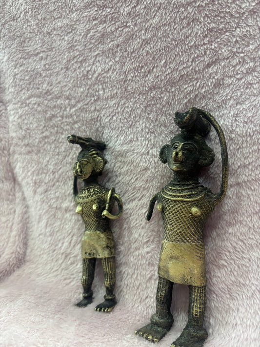 Z . ANTIQUE FORM FIGURE OF A MAN AND WOMEN