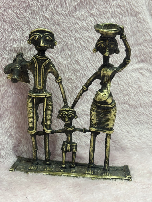 Z .ANTIQUE FORM STATUE IN FIGURE OF A FAMILY .