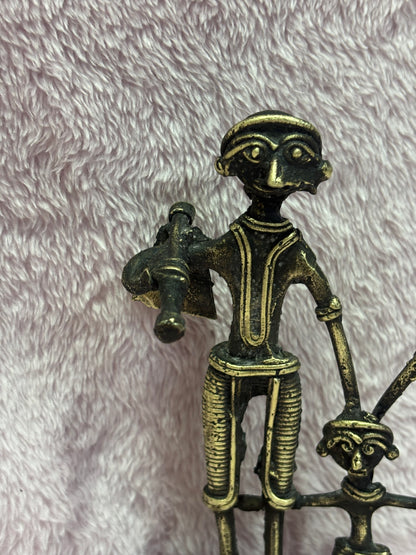 Z .ANTIQUE FORM STATUE IN FIGURE OF A FAMILY .